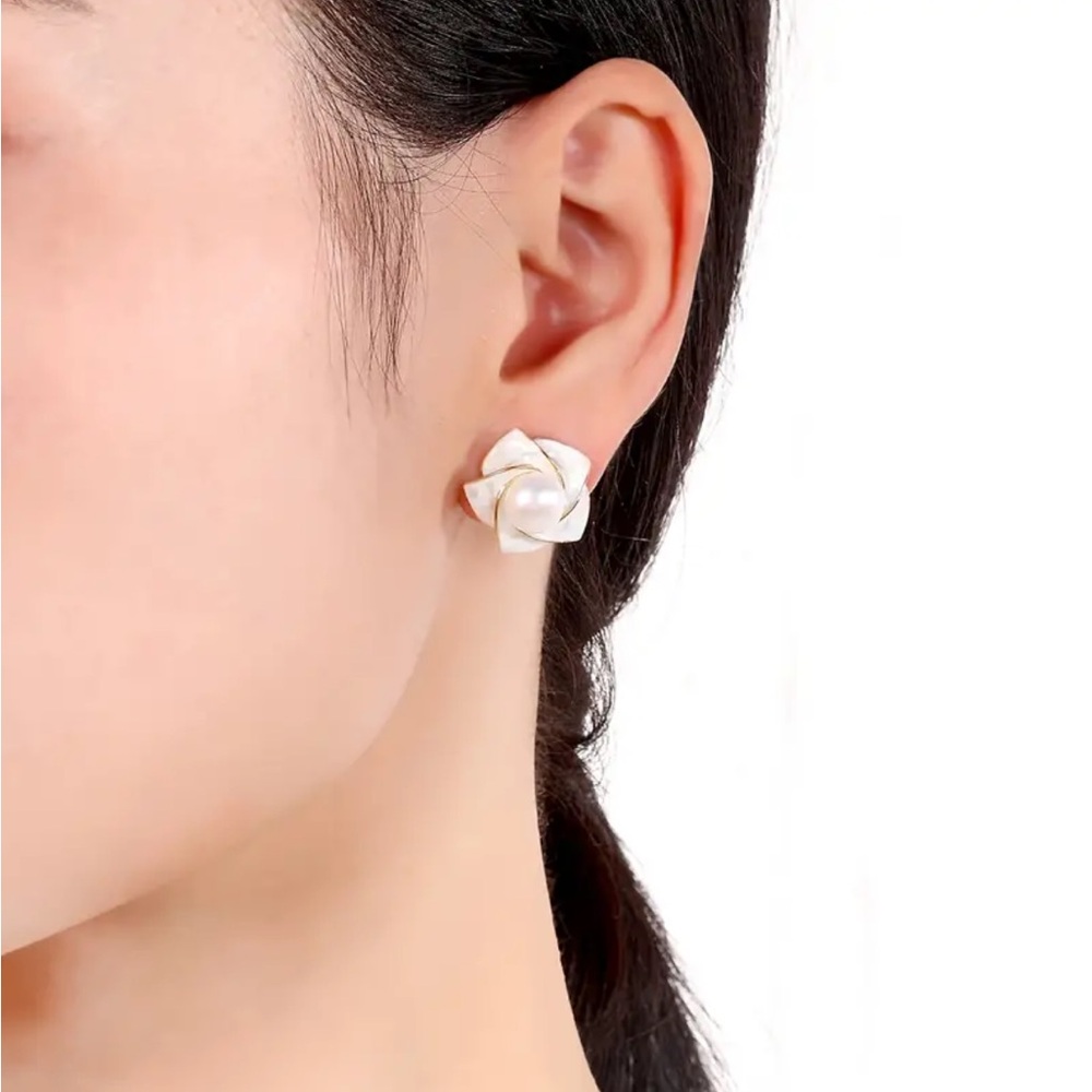 Natural Freshwater Cultured Pearl Seashell Stud Earrings - Picture 3 of 4
